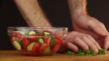 Yaz salatasında salatalık, domates ve otlar