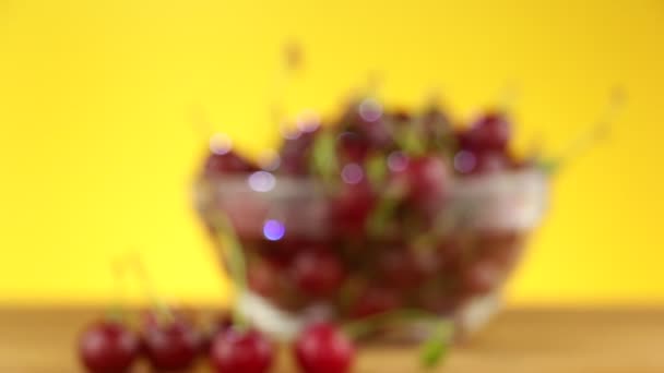 Cereza Roja Madura Sobre Una Mesa Madera — Vídeo de stock