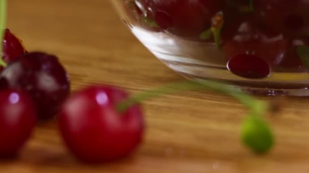 Rijpe Rode Kers Een Houten Tafel — Stockvideo