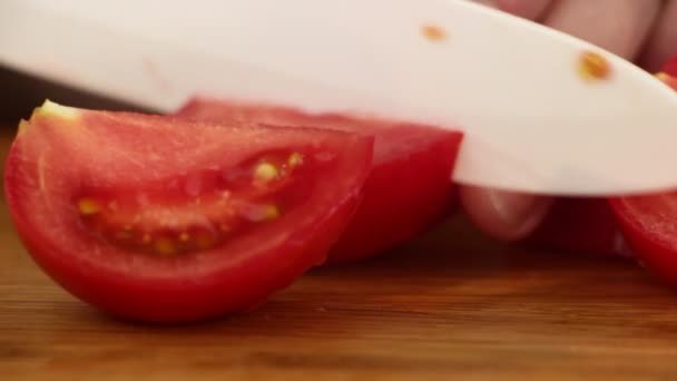 夏季沙拉中的黄瓜 西红柿和香草 — 图库视频影像