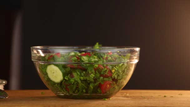 夏のサラダのキュウリ トマト ハーブ — ストック動画