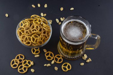 Kraker ile cam bir beher parlak, soğuk bira