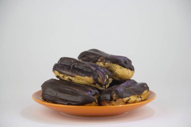 Sıcak kahve ile Çikolata eclairs