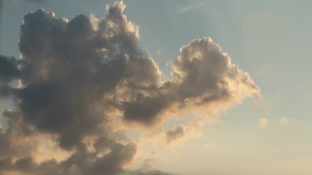 Hermosas Nubes Oscuras Atardecer — Vídeo de stock