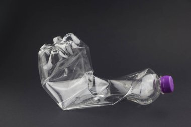 Siyah arka plan üzerinde eski plastik şişe