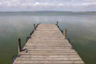 Sabah gökyüzü göl tarafından bir dock