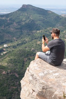 Dağ Zirvesinde Turistin Panoramik Görünümü