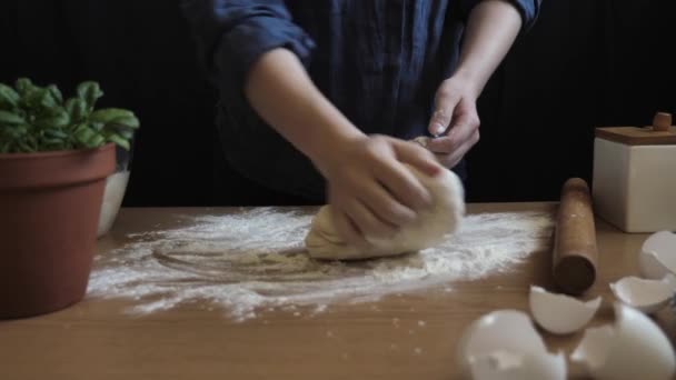 Impastare la pasta di pane — Video Stock