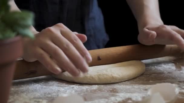 Femme déploie la pâte à levure — Video