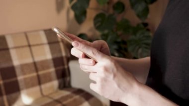 Evdeki akıllı telefondan kendini soyutlama üzerine çalışıyor.