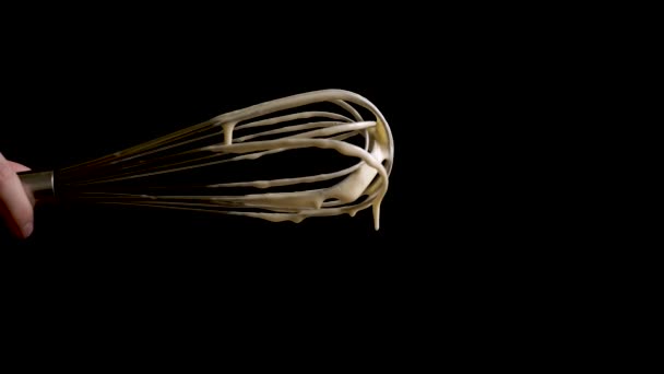 Cukrárna whisk s těstem na izolovaném pozadí — Stock video