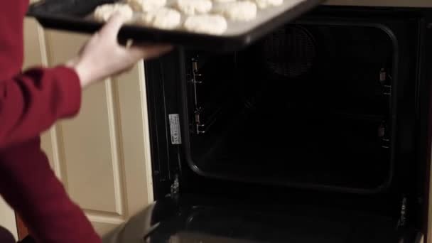 Doe kaastaart in de oven. — Stockvideo