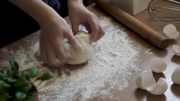 Impastare la pasta di pane — Video Stock