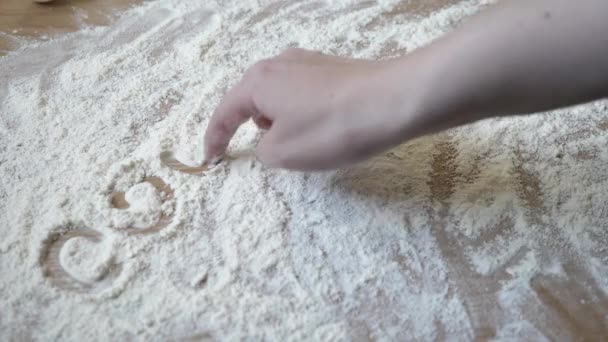 Iscrizione di cottura fatta di farina sul tavolo — Video Stock