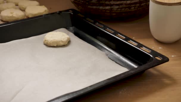 Pasteles de queso para un niño para hornear — Vídeos de Stock