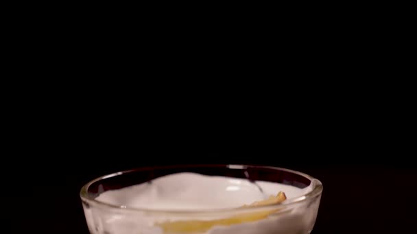 Fruit Pêche Tombe Super Lentement Dans Crème Vidéo Prise Sur — Video