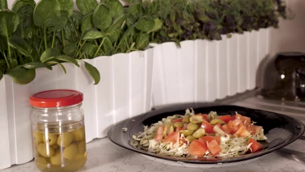 Queso Rodajas Cae Tazón Con Ensalada Casa Cocina Primer Plano — Vídeos de Stock