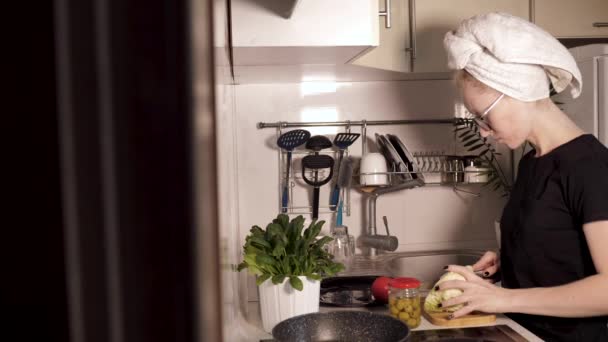 Mujer Joven Preparando Comida Después Ducha Ella Aplasta Repollo Cocina — Vídeo de stock