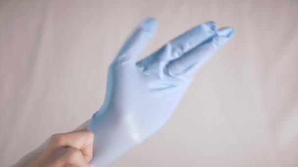 Primer Plano Del Uso Guantes Azules Desechables Estériles Médicos Sobre — Vídeos de Stock