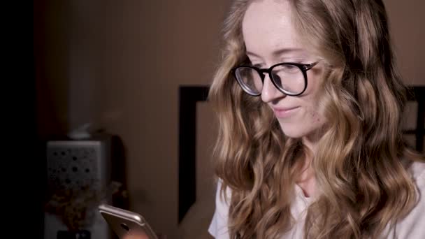 Jeune Femme Blonde Lunettes Noires Avec Acné Communique Sur Téléphone — Video