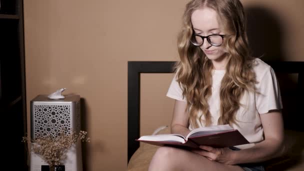 Jeune Fille Aux Cheveux Blonds Lit Livre Lit Avant Coucher — Video