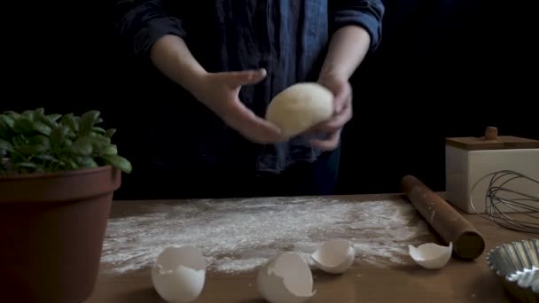 Una Donna Casalinga Pasticciera Impasta Impasto Sul Tavolo Della Cucina — Video Stock