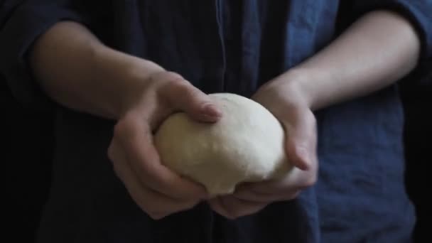 Kadın Ekmek Pide Yapmak Için Evde Mutfakta Elleriyle Hamur Yoğuruyor — Stok video