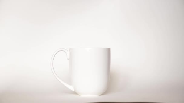 Τσάι γιασεμί σε ένα λευκό κύπελλο — Αρχείο Βίντεο