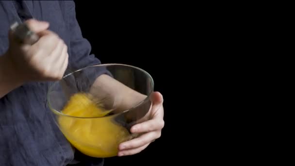 Ручное избиение яиц с сахаром — стоковое видео
