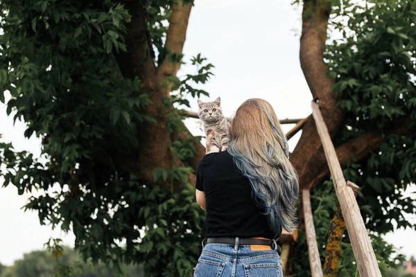 Ένα Κορίτσι Μπλε Μαλλιά Στέκεται Την Πλάτη Της Και Κρατά — Φωτογραφία Αρχείου