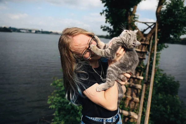 Menina Segurando Gatinho Hetero Escocês Rua Perto Lago — Fotografia de Stock