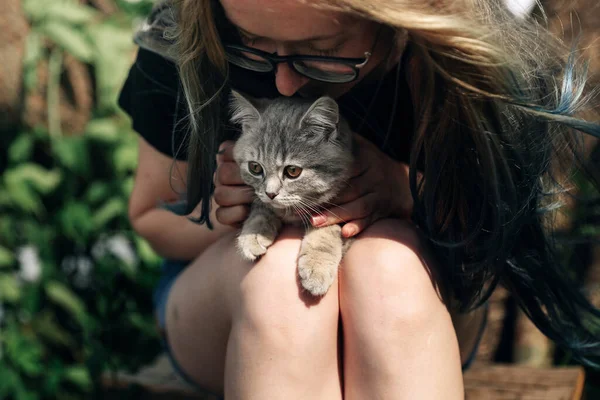 一个年轻的女人在外面抱着一只苏格兰纯正的小猫 特写镜头 自然日光 — 图库照片