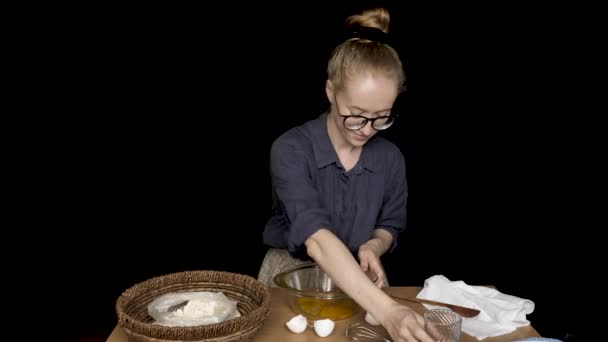 Menina Prepara Comida Mesa Dentro Casa Fundo Isolado Preto Filmagem — Vídeo de Stock