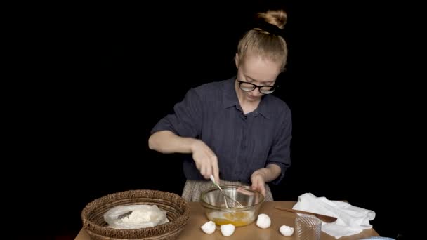 Flicka Förbereder Mat Bordet Inomhus Svart Isolerad Bakgrund Fotografering Mellanplan — Stockvideo