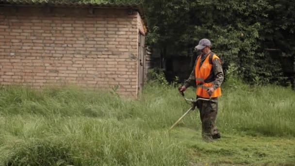 General Plan Male Worker Uniform Who Mows Green Grass Gasoline — Stock Video