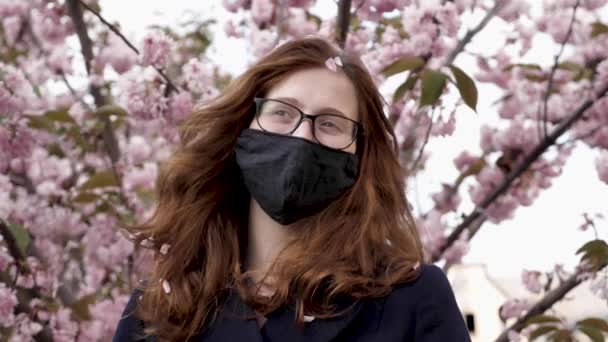 桜の前に立つ女性 高画質映像 — ストック動画