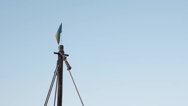 Bendera Ukraina pada latar belakang langit — Stok Video