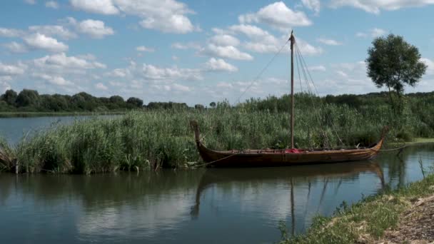 Вінтажний вікінгів дерев'яний човен — стокове відео