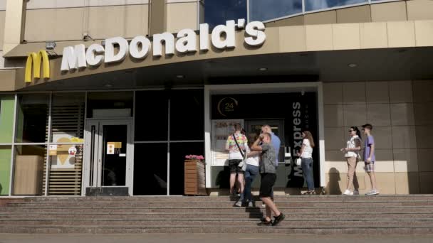 Fila Pessoas Mcdonald Express Durante Quarentena Pessoas Não Mantêm Distância — Vídeo de Stock