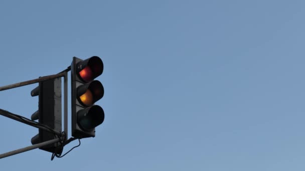 天空背景上的红绿灯 优质4K行人蓝天背景下的司机红绿灯 国际交通灯日 — 图库视频影像