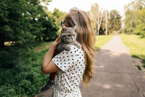 Jovem Loira Uma Máscara Proteção Médica Uma Caminhada Com Gatinho — Fotografia de Stock