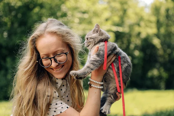 Boldog lány egy skót cicával a parkban — Stock Fotó