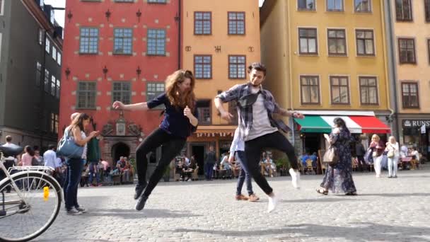 Turister i Stockholm på stora torget — Stockvideo