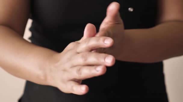 Руки массажиста с массажным маслом — стоковое видео