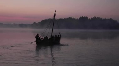 Güneş doğarken eski bir tekne