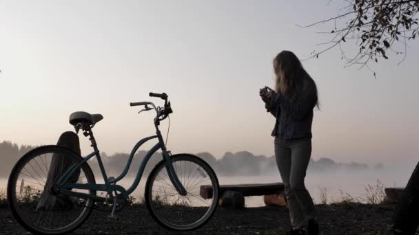 Mujer dispara bicicleta en el teléfono móvil — Vídeo de stock