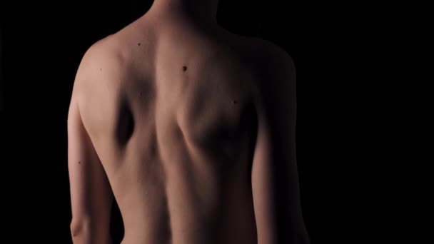Weibliche nackte Rücken isoliert — Stockvideo