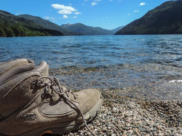 Gölde trekking ayakkabıları