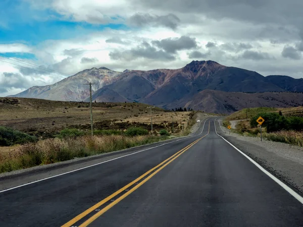 Patagonya dağları arasındaki yol