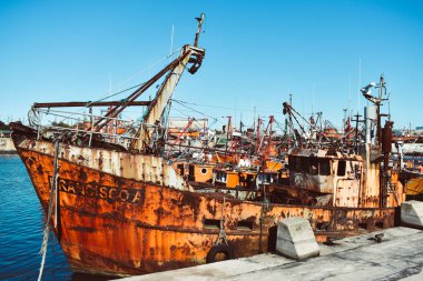 Limandaki eski tekne.